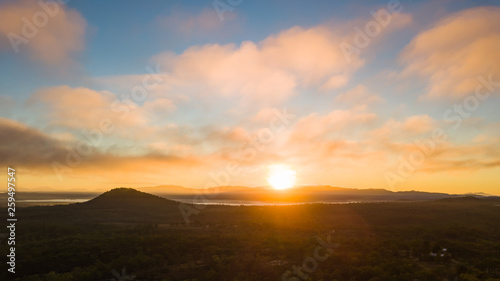 Der Sonnenaufgang taucht den Granite Gorge Nature Park in ein herrliches gelbes Licht