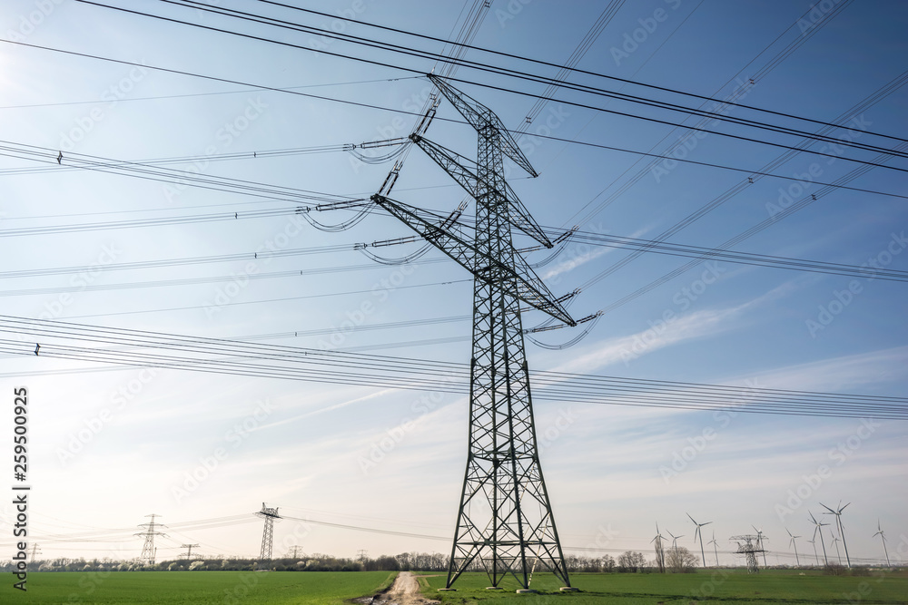 Großer Strommast als Teil des Stromnetzes auf einem Feld Großer Strommast als Teil des Stromnetzes auf einem Feld