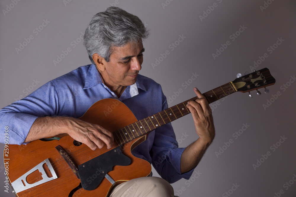 Obraz premium Senior man playing guitar 