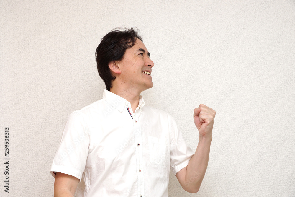 喜ぶ男性 喜ぶ男性