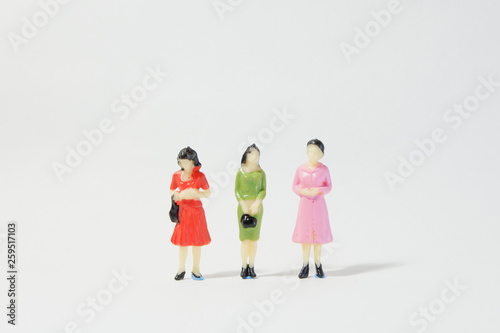 立ち並ぶ三人の女性