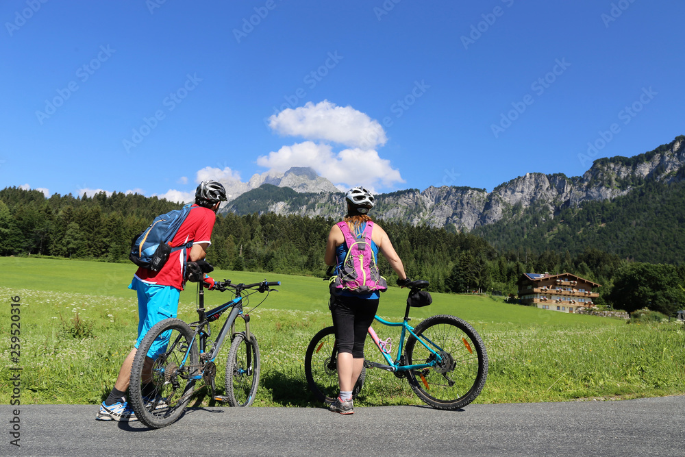 Fototapeta premium Mountainbiker genießen das Panorama