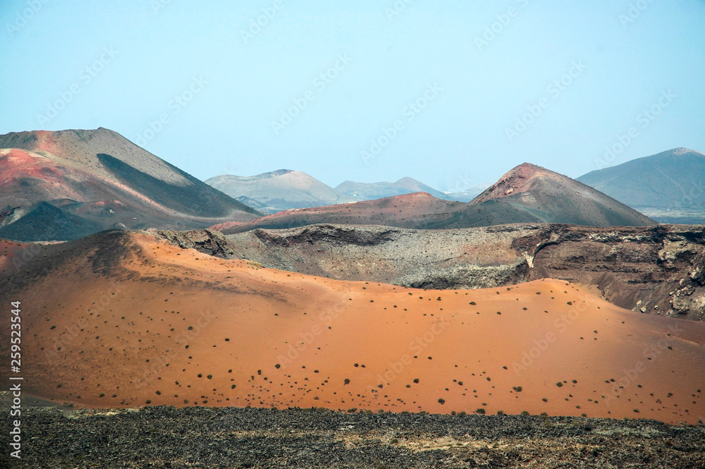 Vista del crater de  una montaña volcanica rodeada de un  paisaje completamente marciano en Tenerife  Islas Canarias.