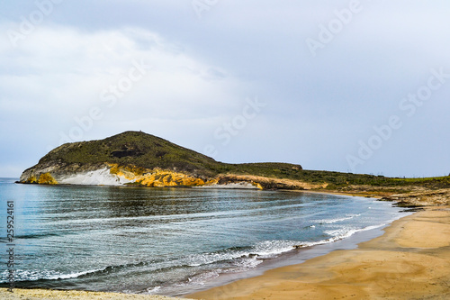 Playa de "Los Genoveses" en la costa de Almería, España. Ubicado en el área protegida de "Cabo de Gata".