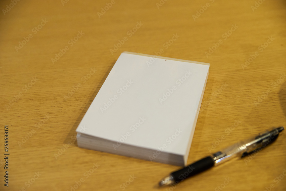 メモ帳・木製のテーブル・アップ メモ帳・木製のテーブル・アップ