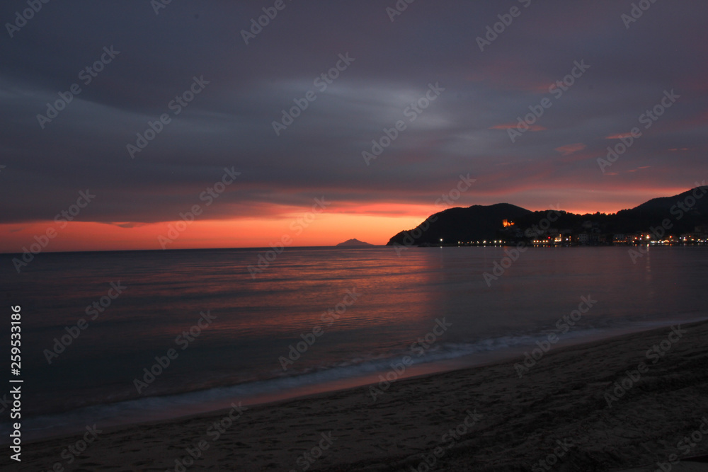 Tramonto invernale sulla spiaggia di Marina di Campo, Isola d'Elba, Toscana, Italia	