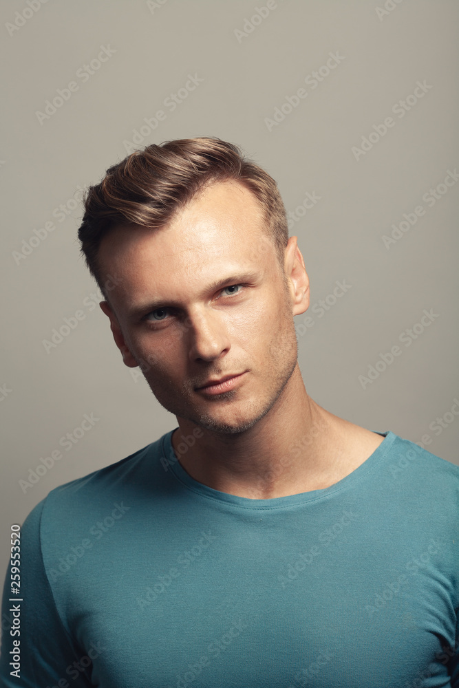 Male beauty, boy next door concept. Portrait of smiling 30-year-old man  standing over grey background. Copy-space. Classic style. Wavy glossy blond  hair. Studio shot Stock Photo | Adobe Stock
