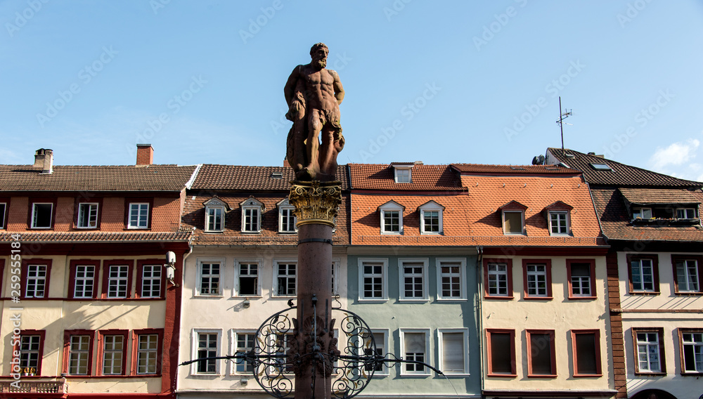 Heidelberg Altstadt, Herkulesfigur  am Marktplatz  im Sonnenlicht am Morgen
