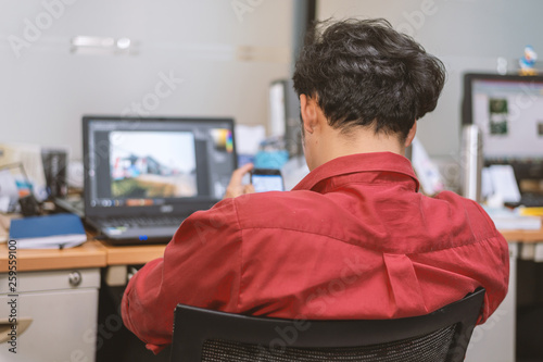 Foto business man working in office with soft-focus and over light in the background