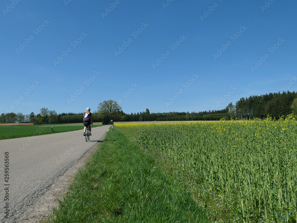 Fototapeta premium Rennradfahrerin im Münchner Umland