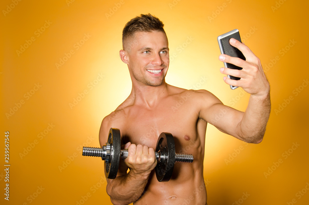 Selfies Sexy guy in the gym.