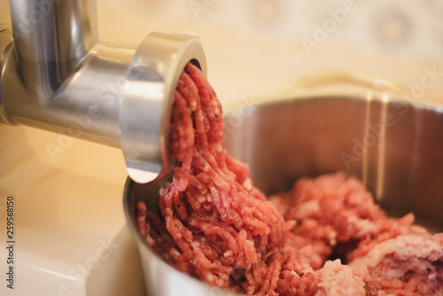 preparation of minced meat with a meat grinder