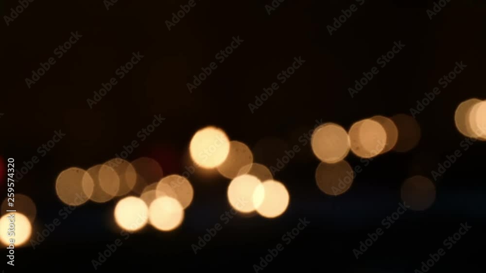 Flackernde Kerzen unscharf aufgenommen mit Bokeh und Lichtpunkten