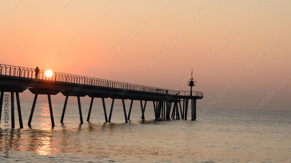 Salida de sol, amanecer en el puente del petróleo en Badalona, Cataluña, España