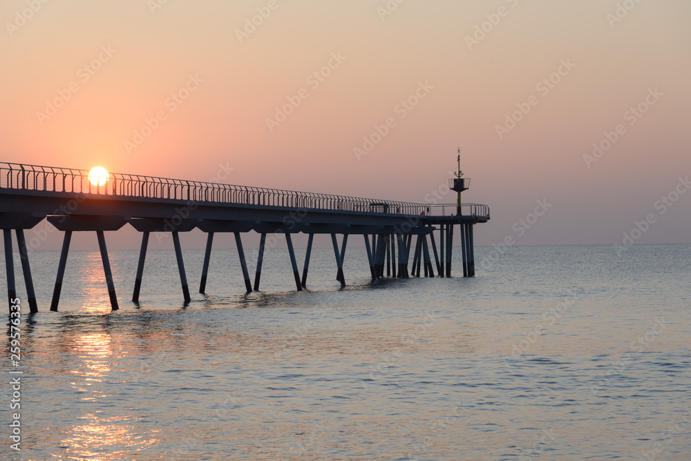 Salida de sol, amanecer en el puente del petróleo en Badalona, Cataluña, España