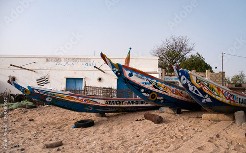 Foto Mbour, Senegal: Colourful fishing boats stranded in the sand