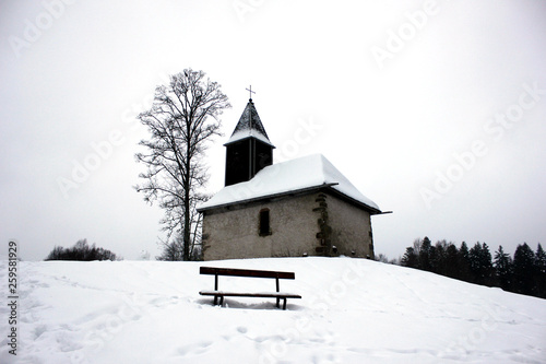 le lac de xonrupt longemer avec sa chapelle sous la neige © Arnaud