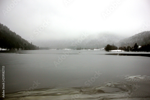 le lac de xonrupt longemer avec sa chapelle sous la neige photo