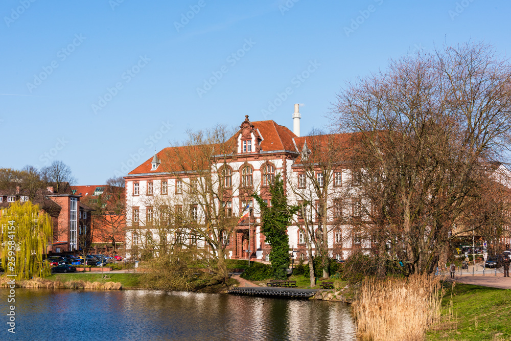 Fototapeta premium Landeshauptstadt Kiel das Gebäude des Ministeriums für Justiz, Europa, Verbraucherschutz, und Gleichstellung des Landes Schleswig Holstein am Kleinen Kiel im Frühjahr