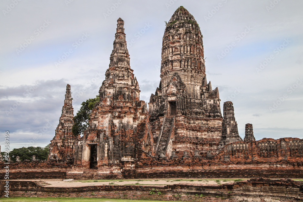 Meru and Prang of Wat Chaiwatthanaram Meru and Prang of Wat Chaiwatthanaram