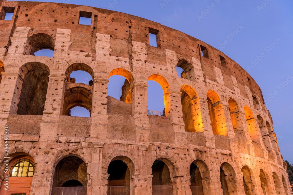 Φωτογραφία South-West Wall of The Colosseum - A close-up low-angle dusk view of upper section of south-west wall of the Colosseum, against clear blue sky