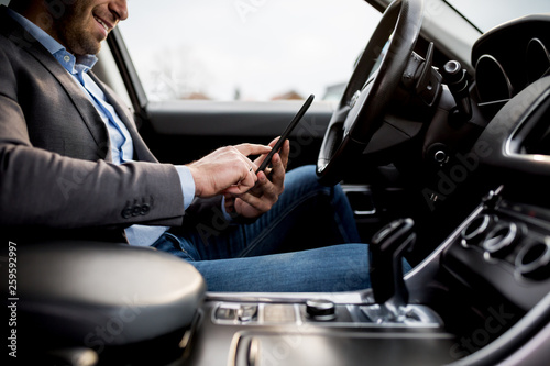 Business texting in the car © romul014