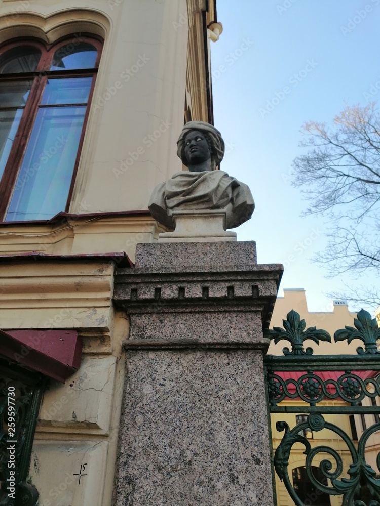 Obraz premium marble moor statue on the stone wall of the building 