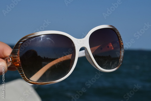 Fototapeta Naklejka Na Ścianę i Meble -  sunglasses on the beach