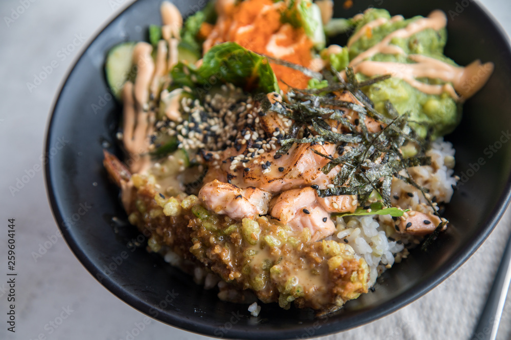 Poke Bowl mit flambierten Lachs, Tempura Shrimp, Guacamole, Masago ...
