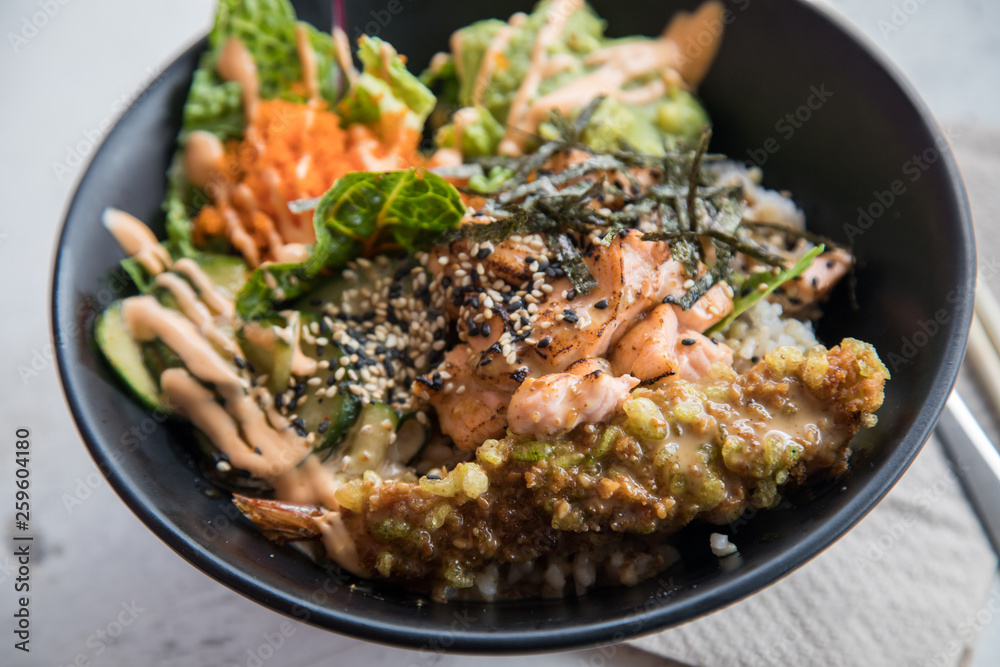 Poke Bowl mit flambierten Lachs, Tempura Shrimp, Guacamole, Masago