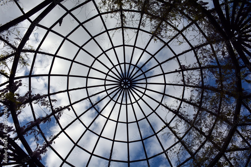 El cielo visto a través de una cúpula de acero