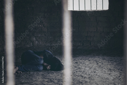 Young girls were detained and tortured in the concept of women in the trafficking of people, the concept of human trafficking.