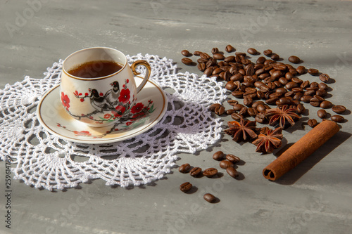 Filiżanka kawy z ziarnami kawy, cynamonem i anyżem