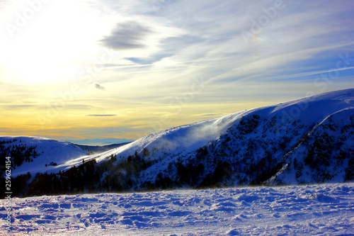 lever de soleil sur les montagnes enneig  es des Vosges depuis le sommet du hohneck