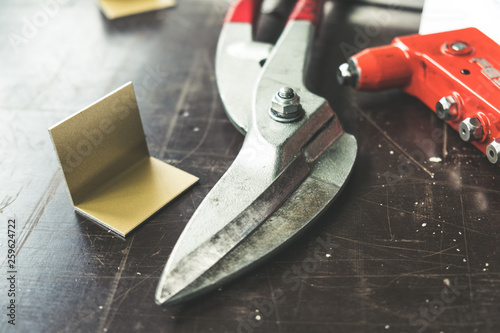 Foto Tinsmith tools on the working table in the factory