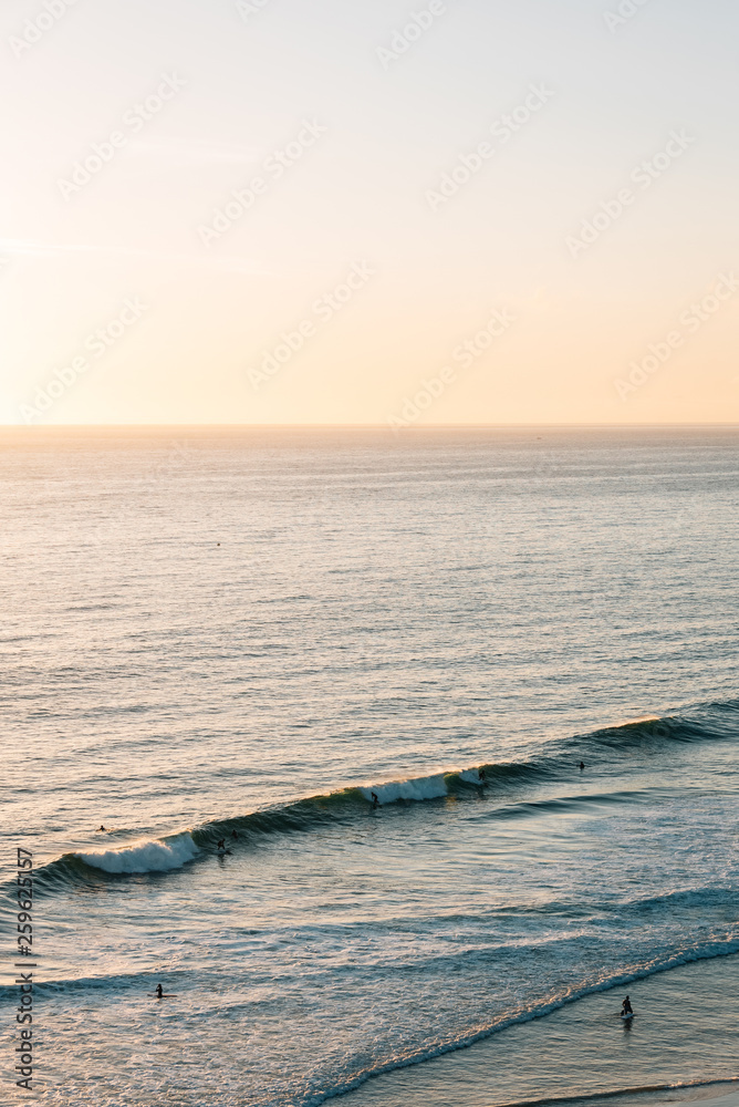 Obraz premium Waves in the Pacific Ocean at sunset, Salt Creek Beach, in Dana Point, California