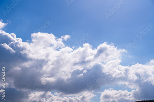 Fototapeta Naklejka Na Ścianę i Meble -  schöner blauer Himmel und weiße Wolken