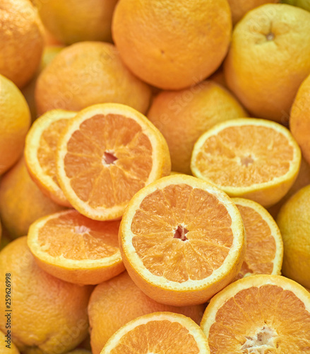 Naranjas partidas en mercado  naranjas apiladas listas para ser vendidas