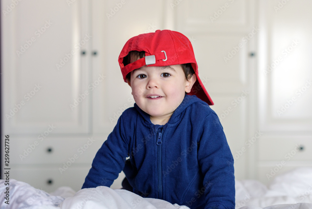 Niño pequeño con sudadera azul y gorra roja 03 Niño pequeño con sudadera azul y gorra roja 03