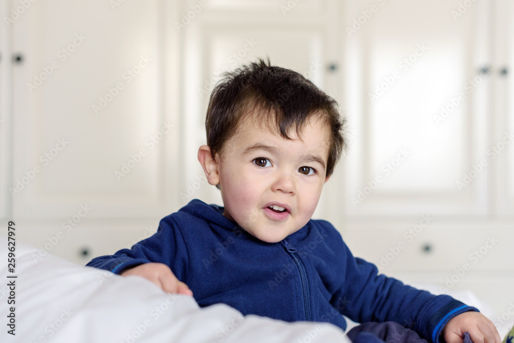 Niño pequeño con sudadera azul 06