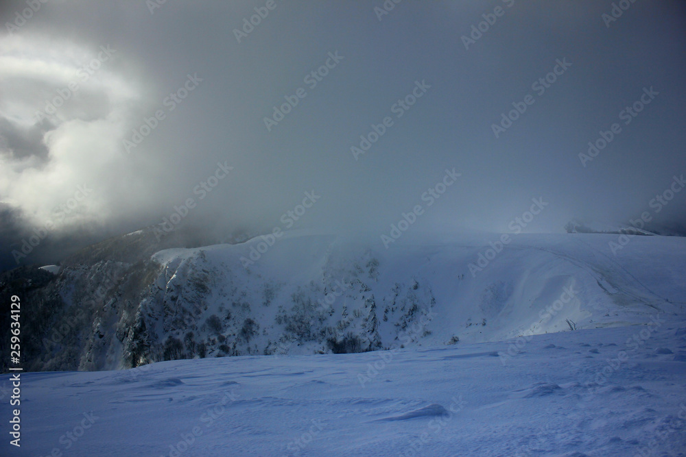 vue sur les montagnes enneigées des Vosges depuis le sommet du hohneck