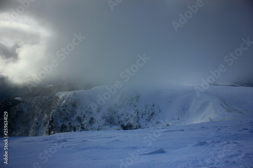 vue sur les montagnes enneigées des Vosges depuis le sommet du hohneck