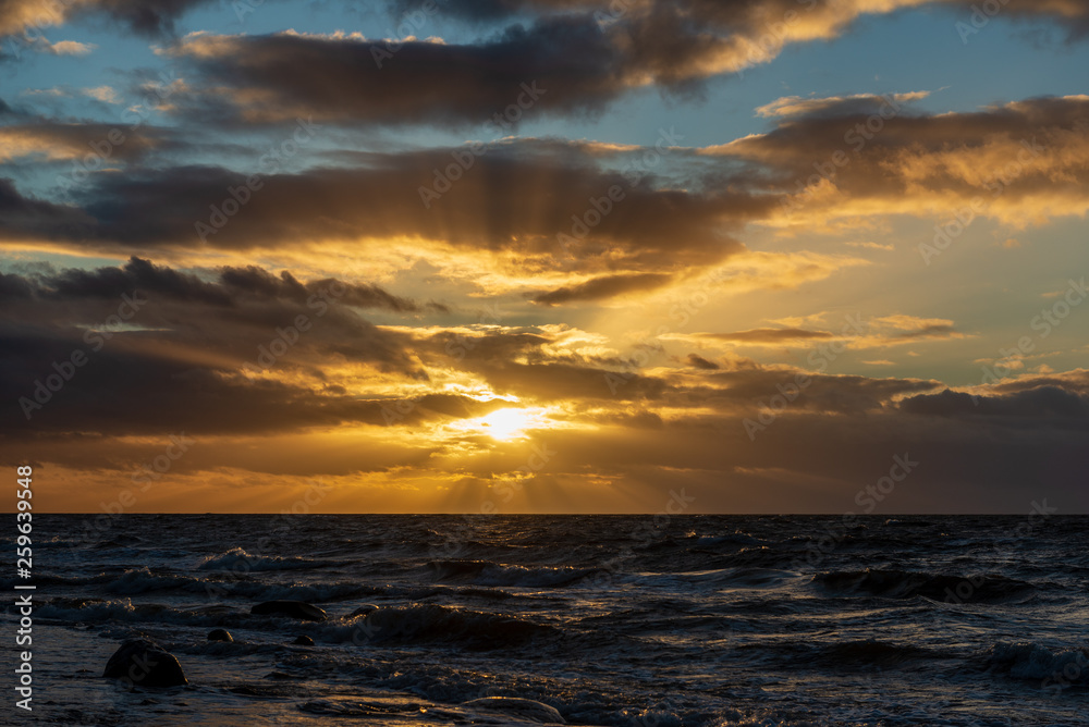 Obraz premium storm weather on the beach by rocky sea shore