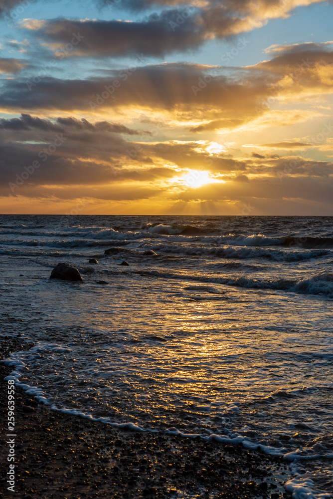 Obraz premium storm weather on the beach by rocky sea shore