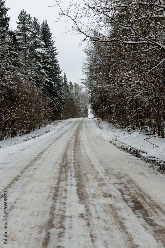 Obraz premium snowy winter road covered in ice and snow