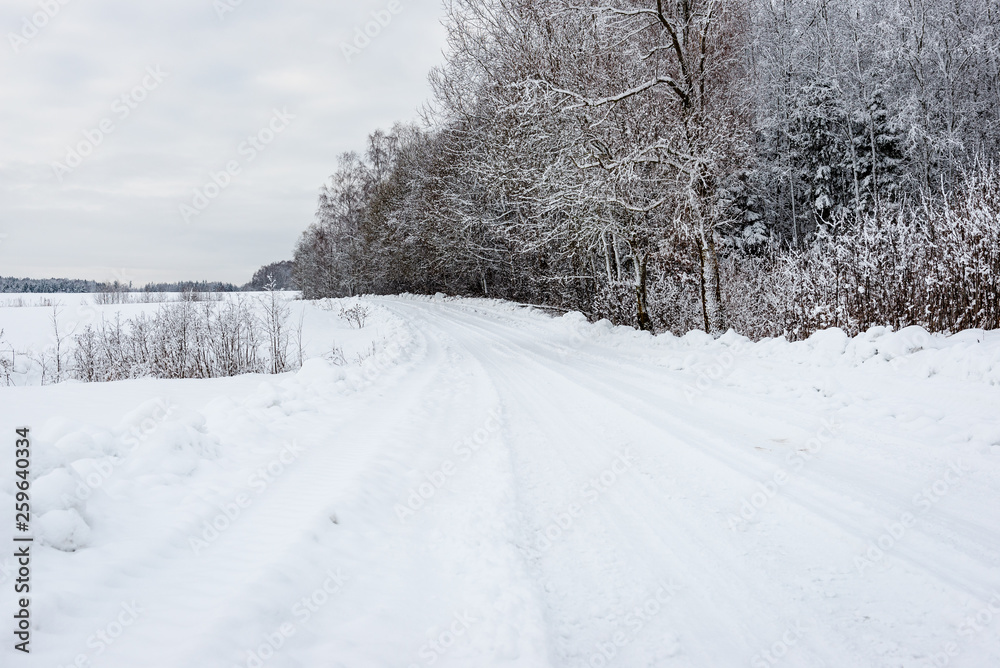 Obraz premium snowy winter road covered in ice and snow