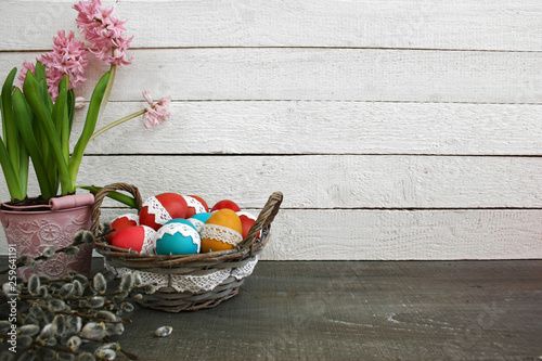  Wielkanocne tło - hiacynt, kolorowe pisanki w koszyku