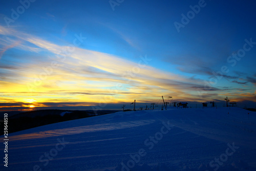 coucher de soleil sur les montagnes enneigées des Vosges © Arnaud