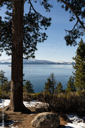 Aussicht auf den See Lake Tahoe mit Bergen mit Baeumen, Nevada, USA © Alexandra