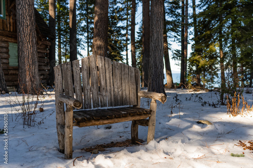 Nahaufnahme Stuhl am Tallac Historic Site im WInter, Lake Tahoe, Kalifornien, USA